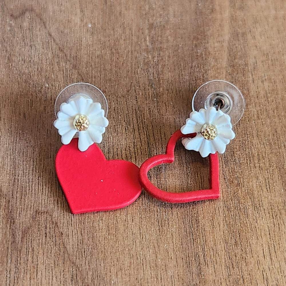 Red Heart Daisy Drop Earrings Mismatched White Flower Dangle‎ Valentines Day
